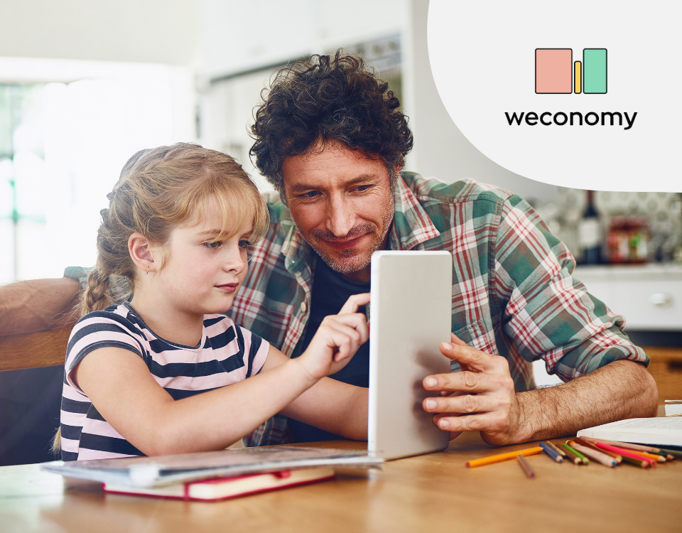 Εικόνα με δύο άτομα που βλέπου το νέο site weconomy μέσα από tablet όπου αναγράφεται και το λογότυπο